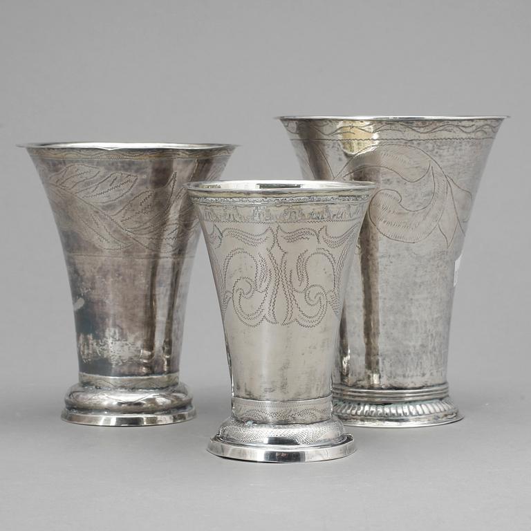 BÄGARE, 3 st, silver, bland annat Anders Hjulström, Köping, 1810. Total vikt ca 251g.