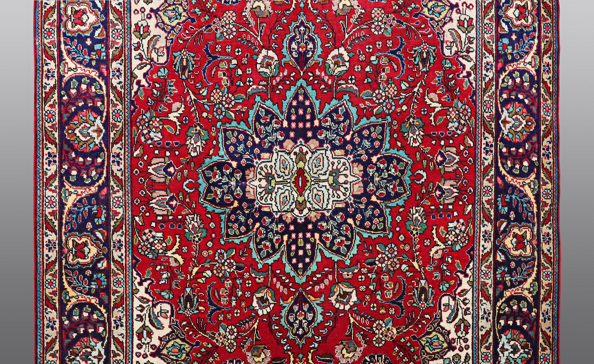 A carpet, Tabriz, ca 295 x 208 cm.