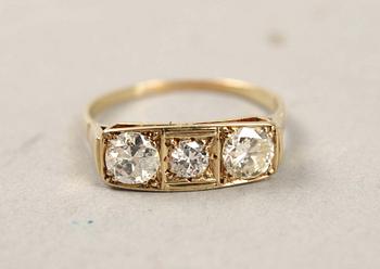 RING, 18 K guld med 3 gammalslipade briljanter.
