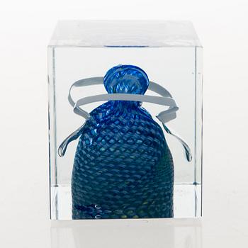 OIVA TOIKKA, an annual glass cube signed Oiva Toikka, Nuutajärvi 1988, numbered 142/2000.