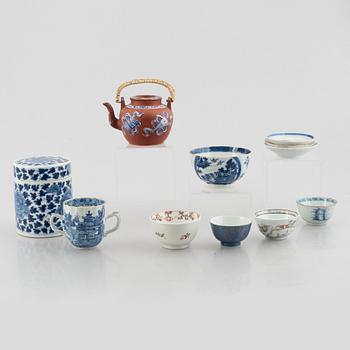 Eleven pieces of Chinese porcelain, 17th to 19th century.