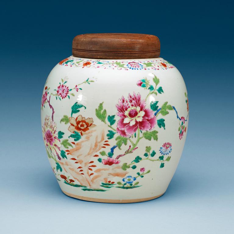 A famille rose jar, Qing dynasty, Qianlong (1736-95).