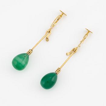 Vivianna Torun Bülow-Hübe, a pair of earrings, 18K gold with green glass drops, excecuted in her own studio most likely 1950's.