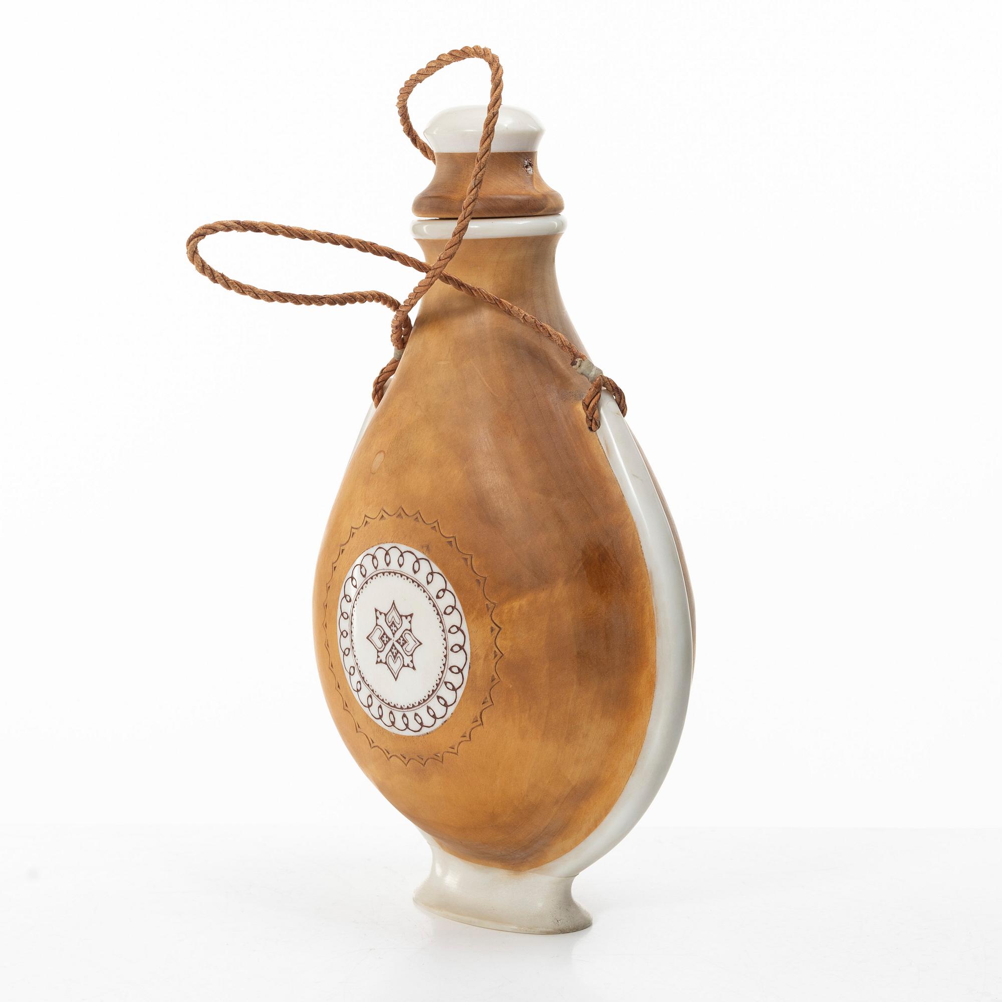Anders Sunna, a salt bottle.