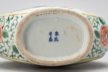 PILGRIMSFLASKA, porslin. Kina sen Qing.