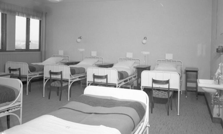 Bruno Mathsson, a pair of "BB" chairs, Firma Karl Mathsson, Värnamo, 1930s.