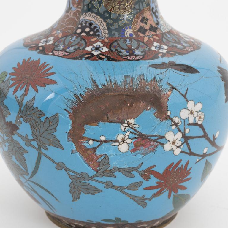 Vas samt fat, cloisonné. Japan, tidigt 1900-tal.