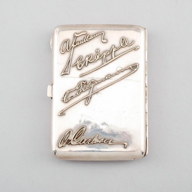 CIGARETTETUI, silver, Ryssland, 1900-talets första hälft. Vikt ca 142 gram.
