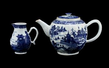 TEKANNA samt MJÖLKKANNA, porslin, Kina, 1700/1800-tal.