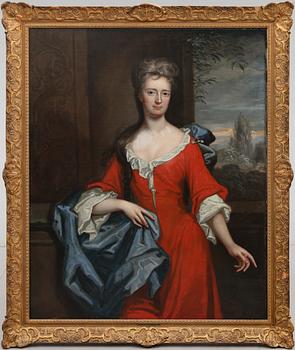 Mikael Dahl Tillskriven, Porträtt av kvinna i röd klänning, knäbild.