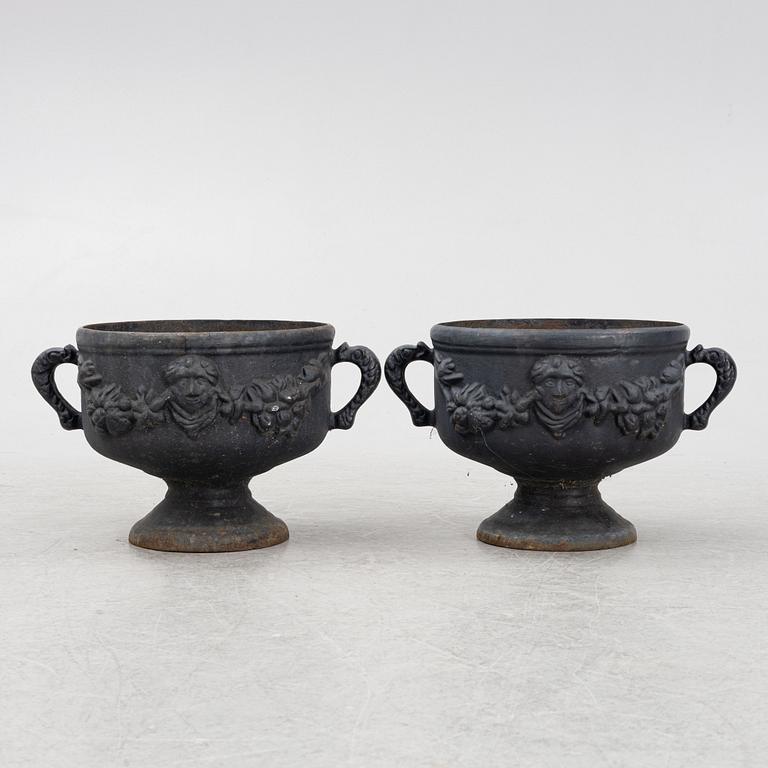 Trädgårdsurnor, ett par, gjutjärn, 1900-tal.