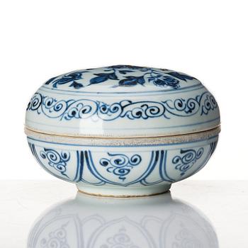 A blue and white ming style box with cover, Qing dynasty, Yongzheng (1723-35).