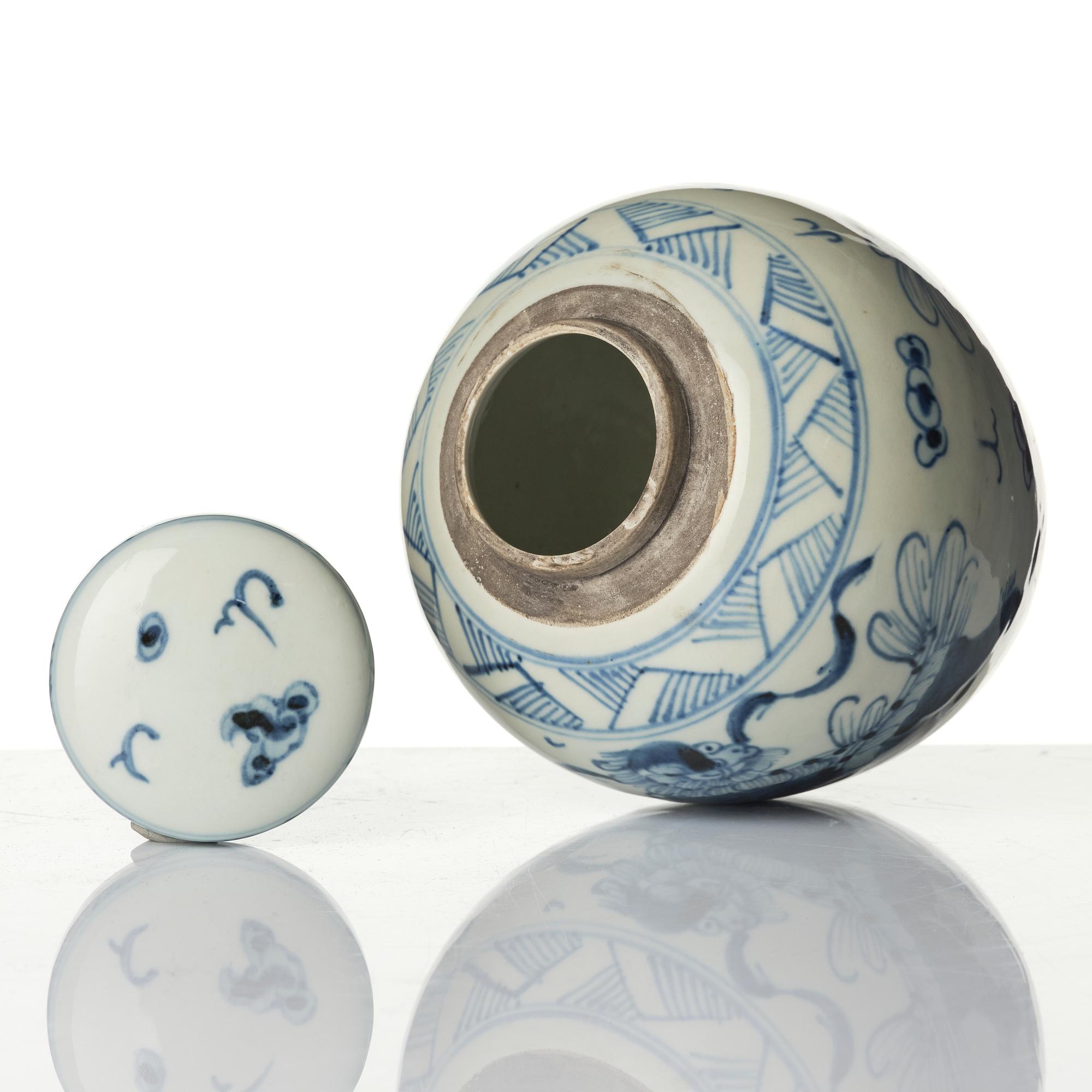 A blue and white porcelain pot, China, Qing dynasty, 19th century.