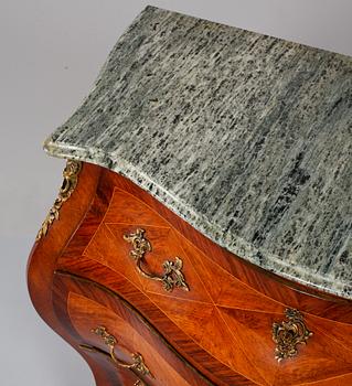 BYRÅ, rokokostil, omkring 1900-talets mitt.