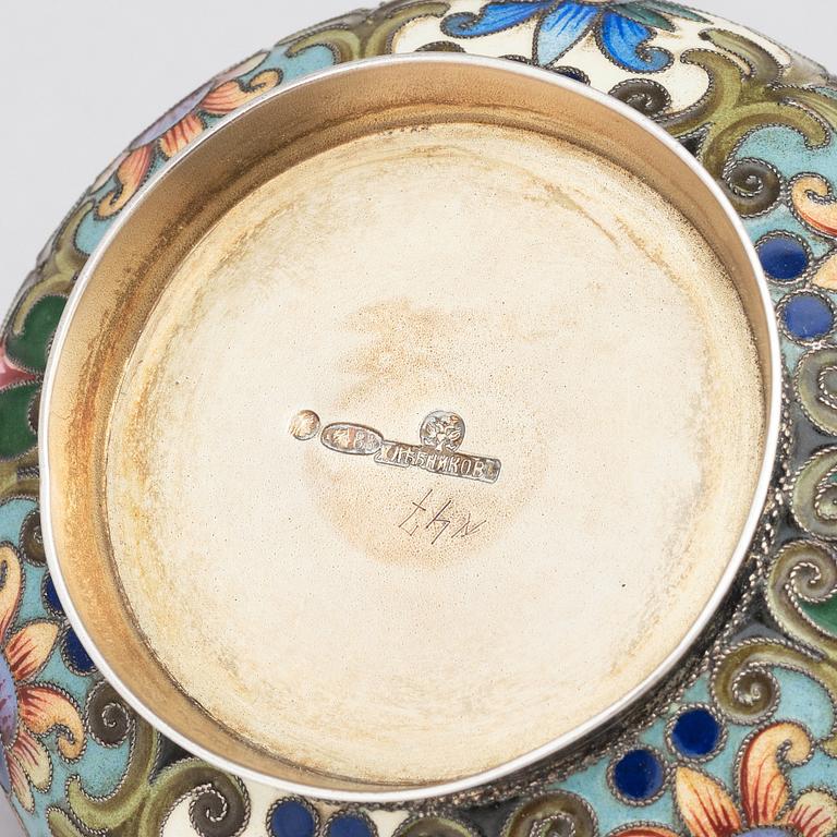 Kåsa, silver och cloisonné. Khlebnikov, Moskva 1908-17.