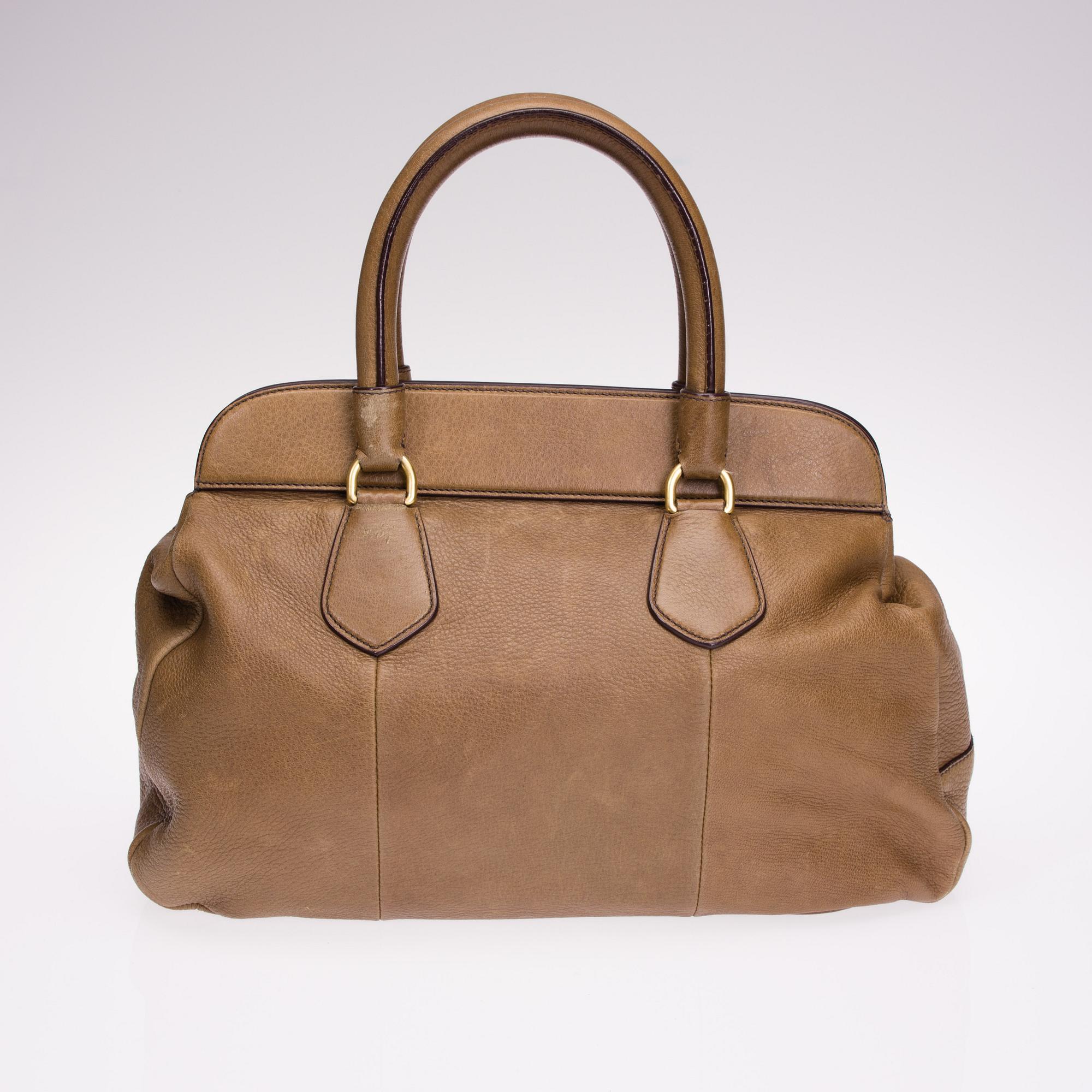 LAUKKU, Prada.