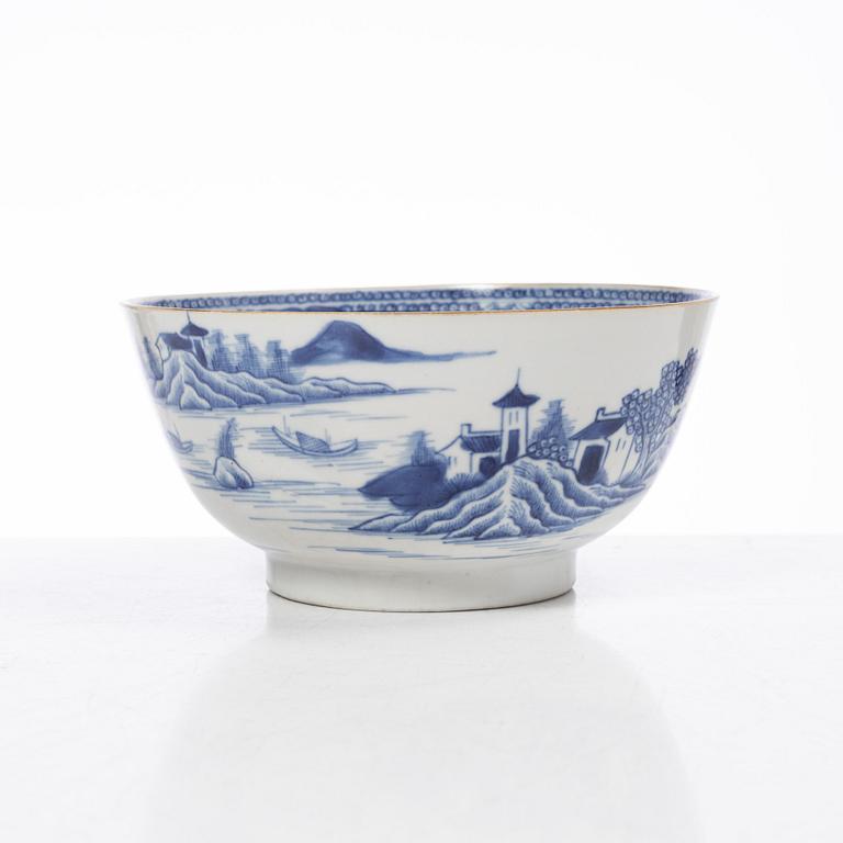 Five pieces of underglaze blue decorated porcelain, china, Qianlong (1736-95) & Jiaqing (1796-1822).