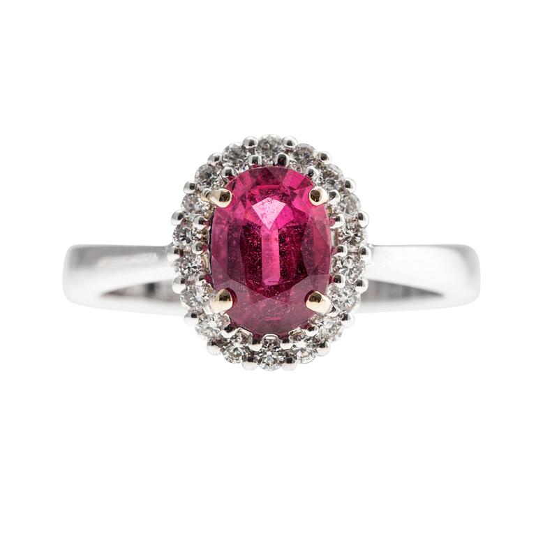 RING, 14K vitguld, rosa safir 1.70 ct. Briljanslipade diamanter 0.30 ct. Vikt 5,4 g.