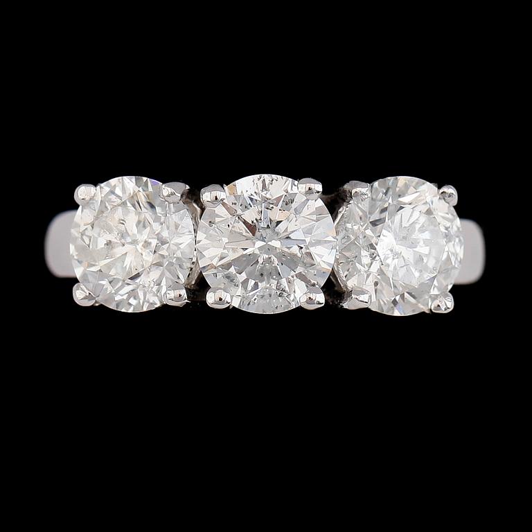 RING, 18K vitguld, briljantslipade diamanter tot ca 3.64 ct. Vikt ca 6 g.
