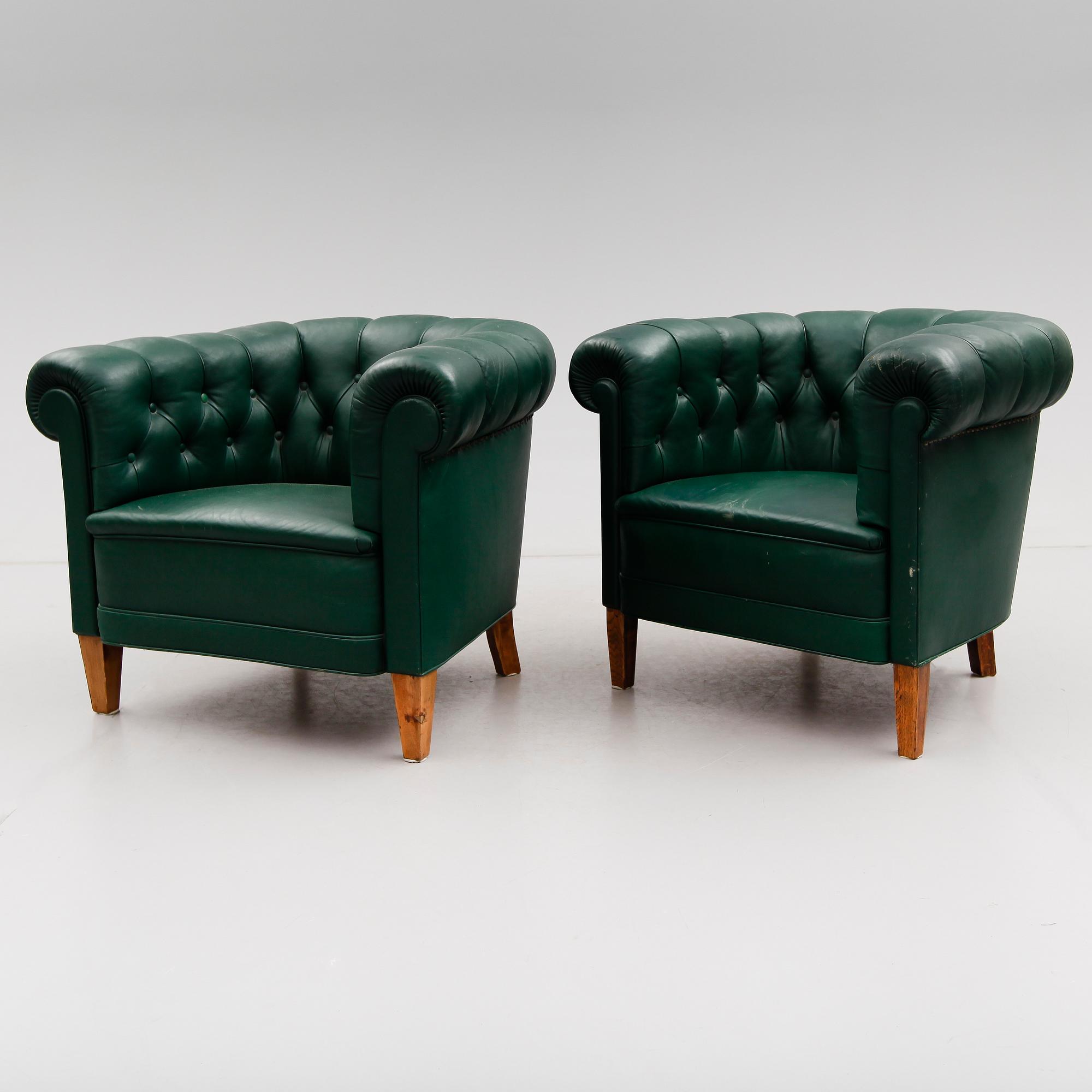 KLUBBFÅTÖLJER, 1 par, 1900-talets andra hälft.