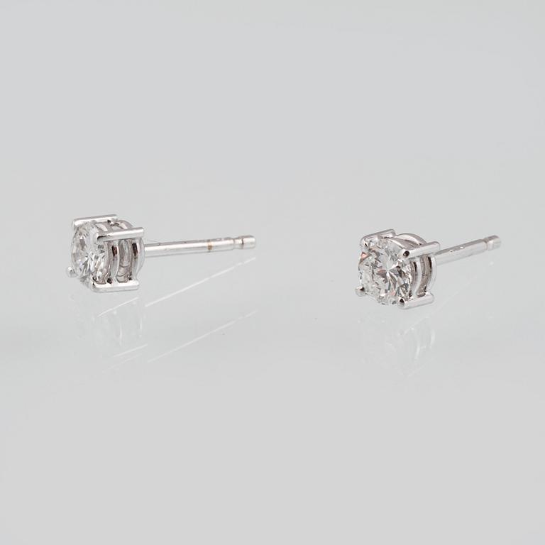 ÖRHÄNGEN, 18K vitguld med briljantslipade diamanter ca 0.62 ct. Vikt 1,6 gram.