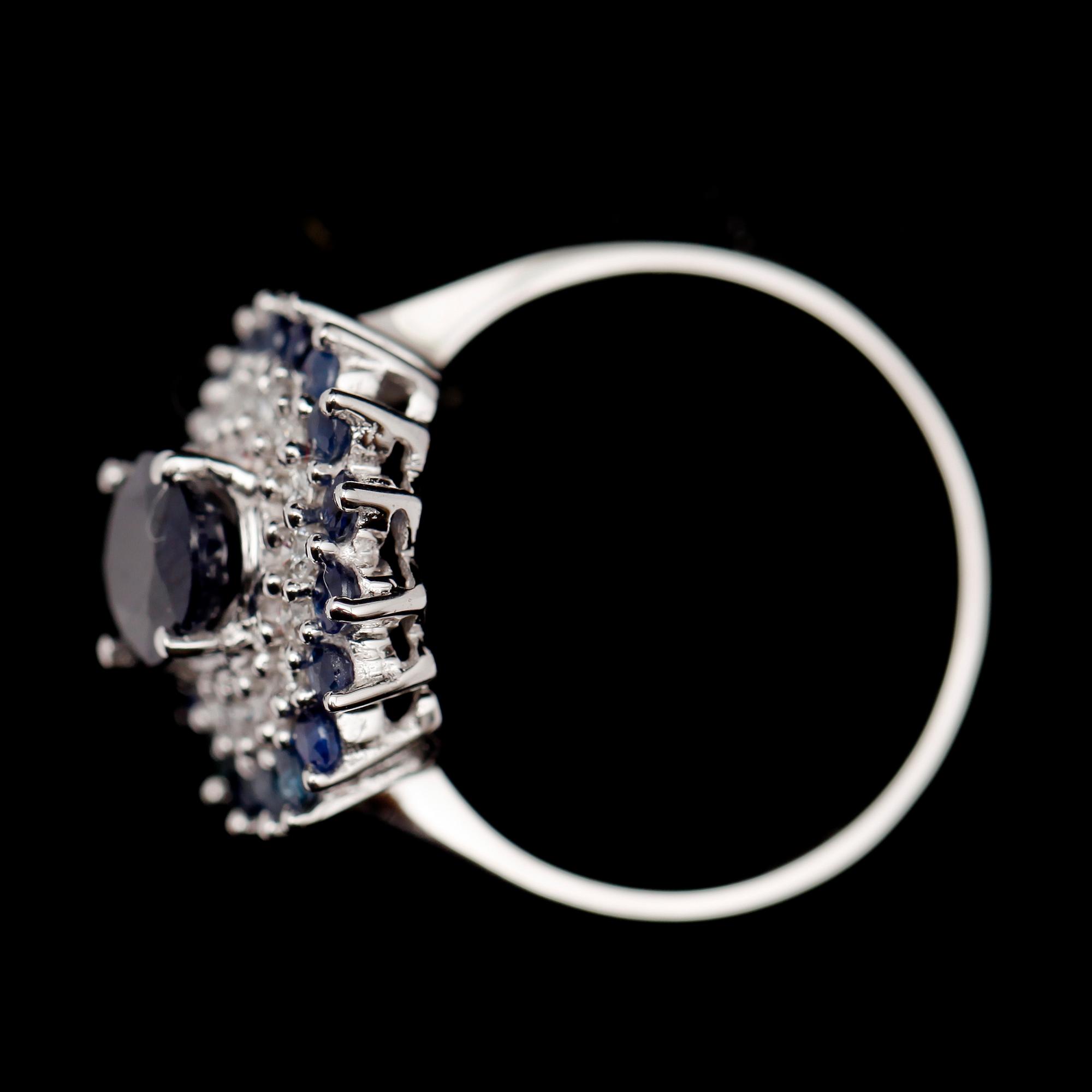 RING, 10 k vitguld, safirer tot  ca 2.96 ct samt briljantslipade diamanter tot 0.53 ct.