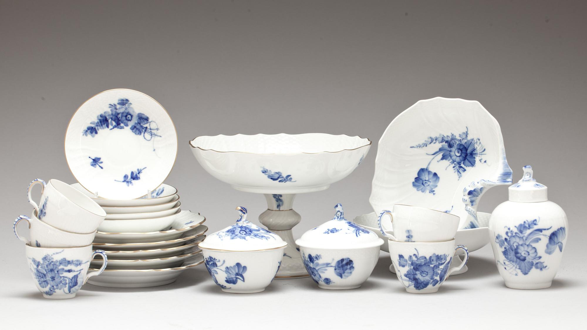 KAFFESERVISDELAR, 16 delar. Porslin "Blå blomst" Royal Copenhagen.