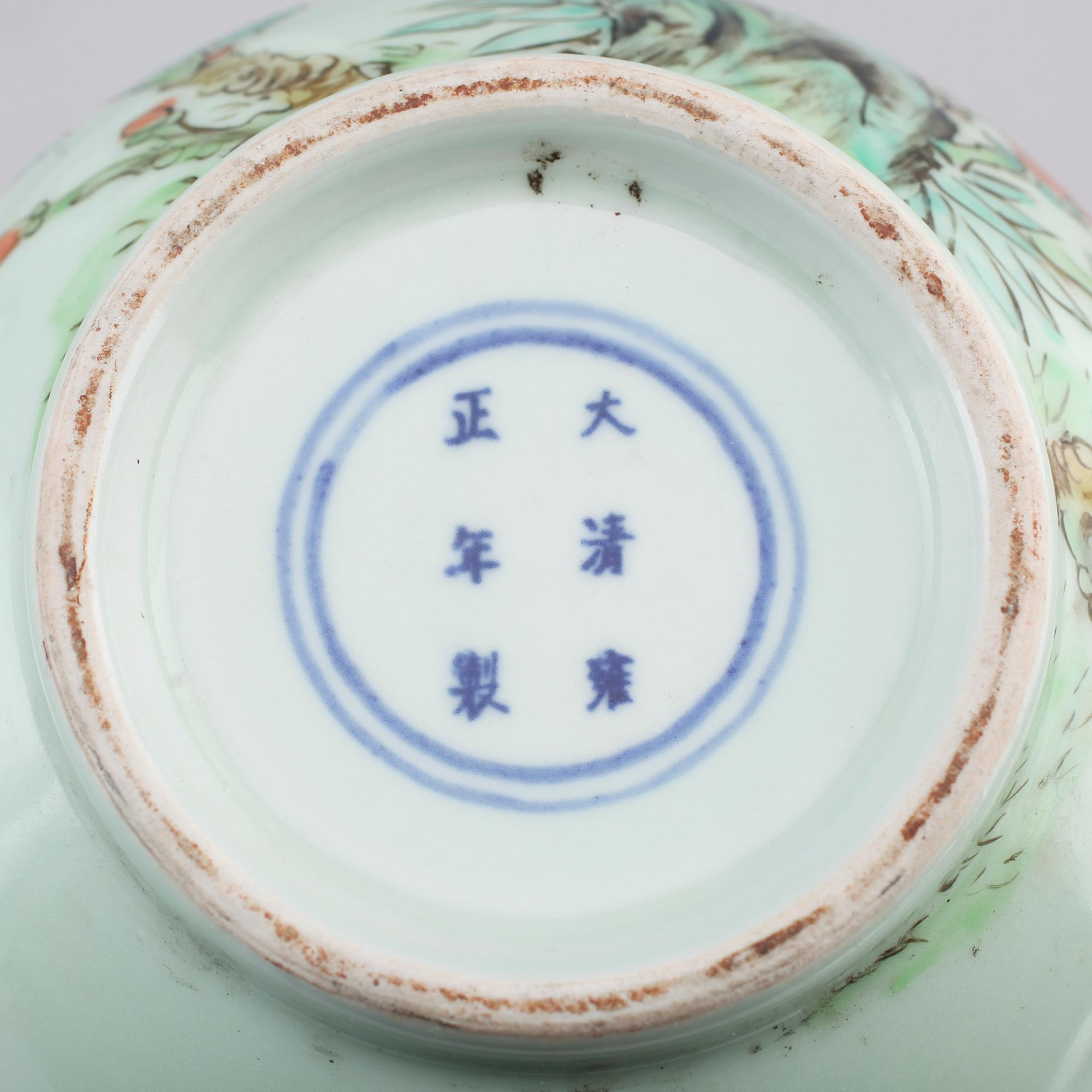 VAS samt TALLRIKAR, 2 st, porslin, Kina, 1900-tal.