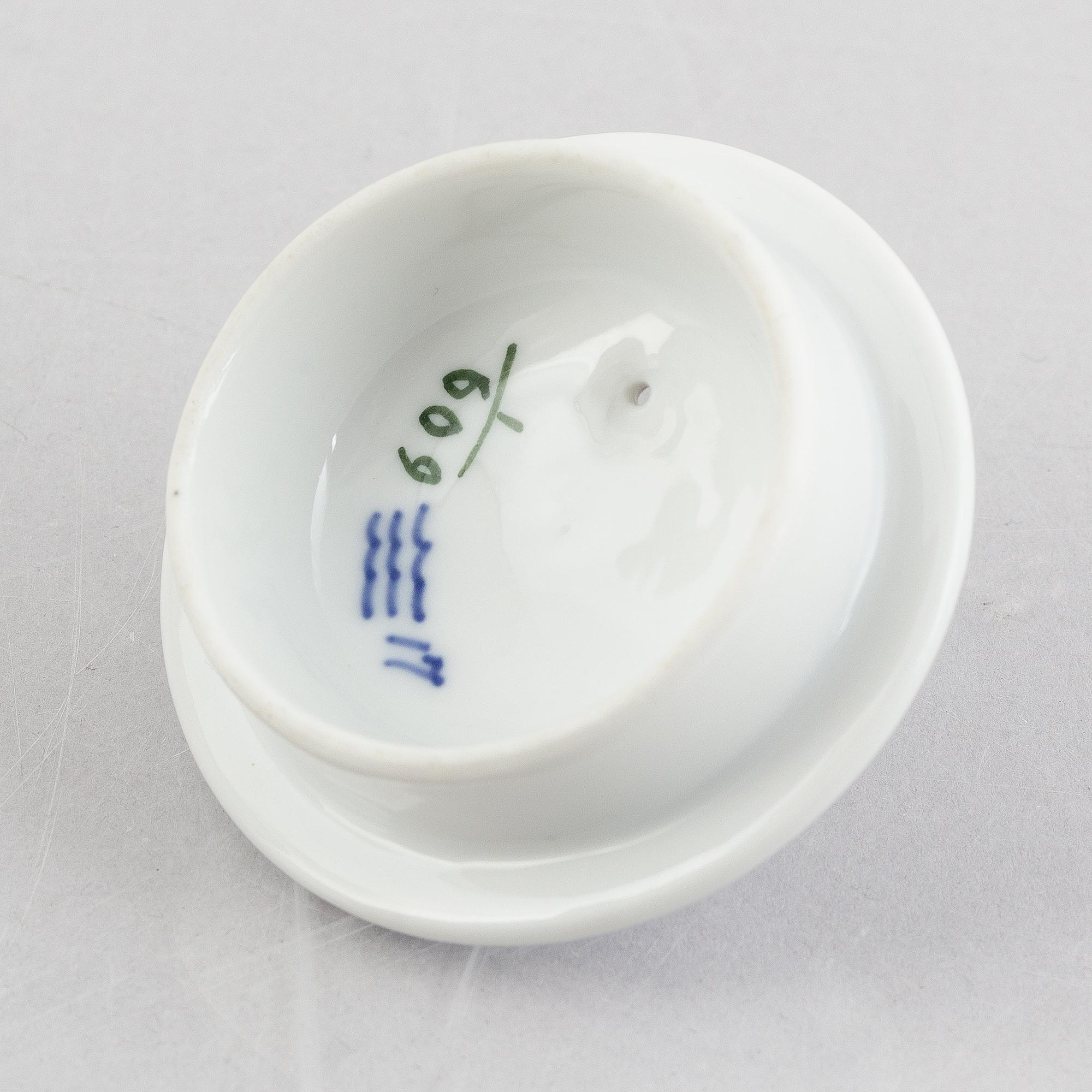 A 'Blue Fluted half lace' / 'Musselmalet' porcelain teapot, Royal Copenhagen, model 259, post 1923.