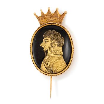 485. Kunglig brosch, 18K guld med porträtt i profil av kung Karl XIV Johan.