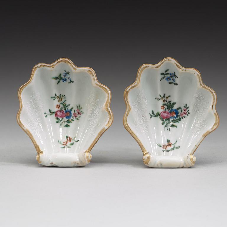 A pair of famille rose salts, Qing dynastin, Qianlong (1736-95).