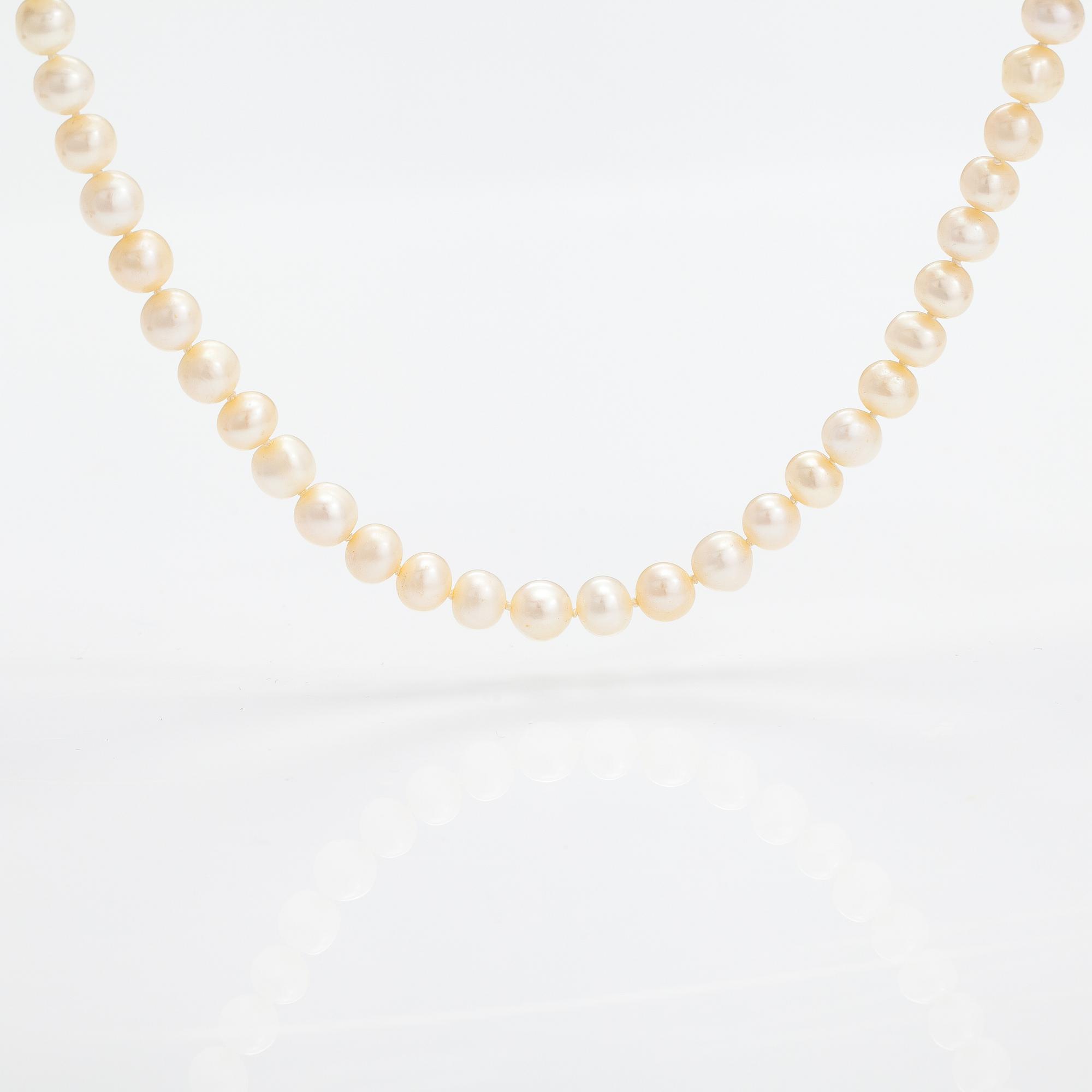 A pearl collier with cultured pearls, 14K gold clasp with ca. 0.045 ct of diamonds.