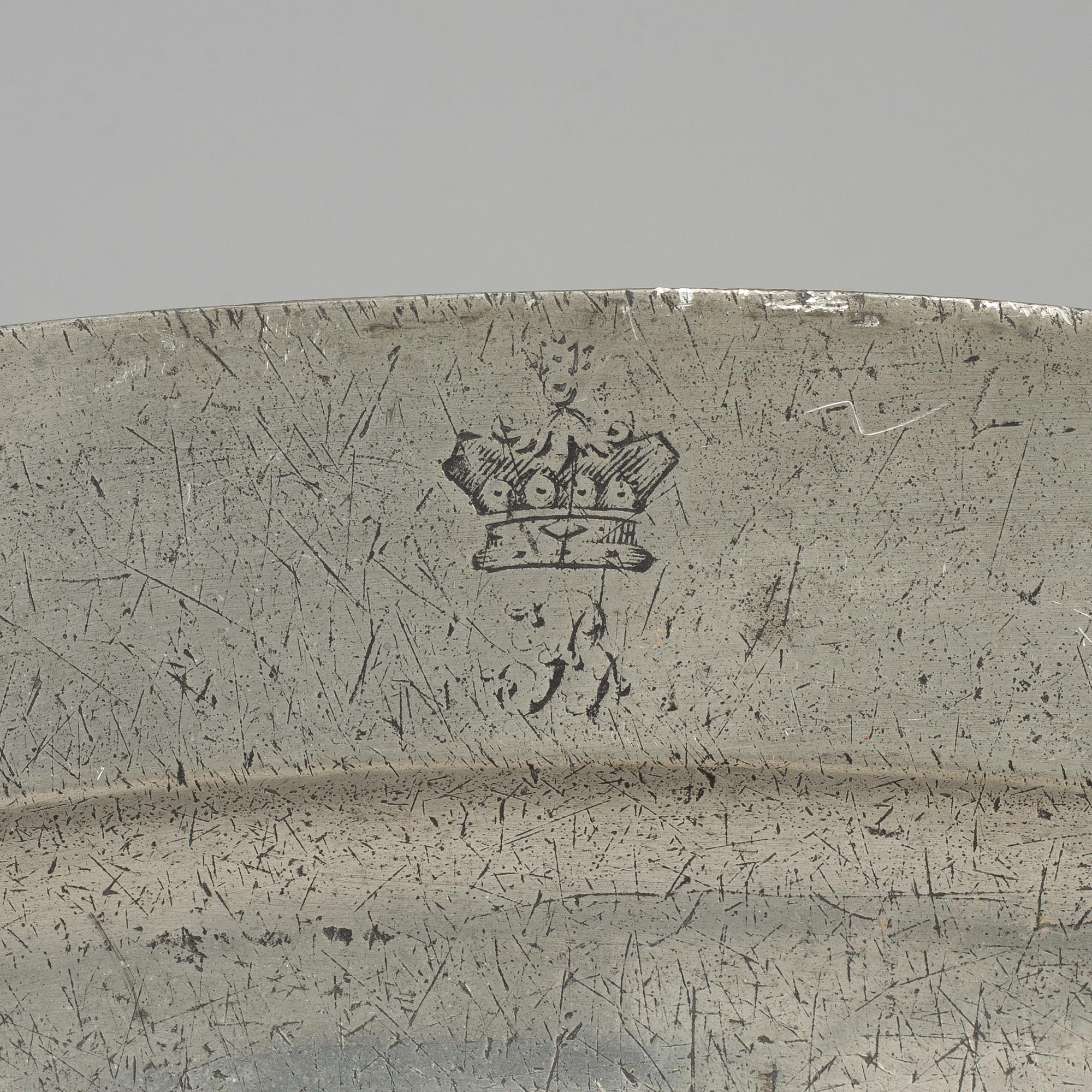 An English pewter serving dish, London, 18th century.
