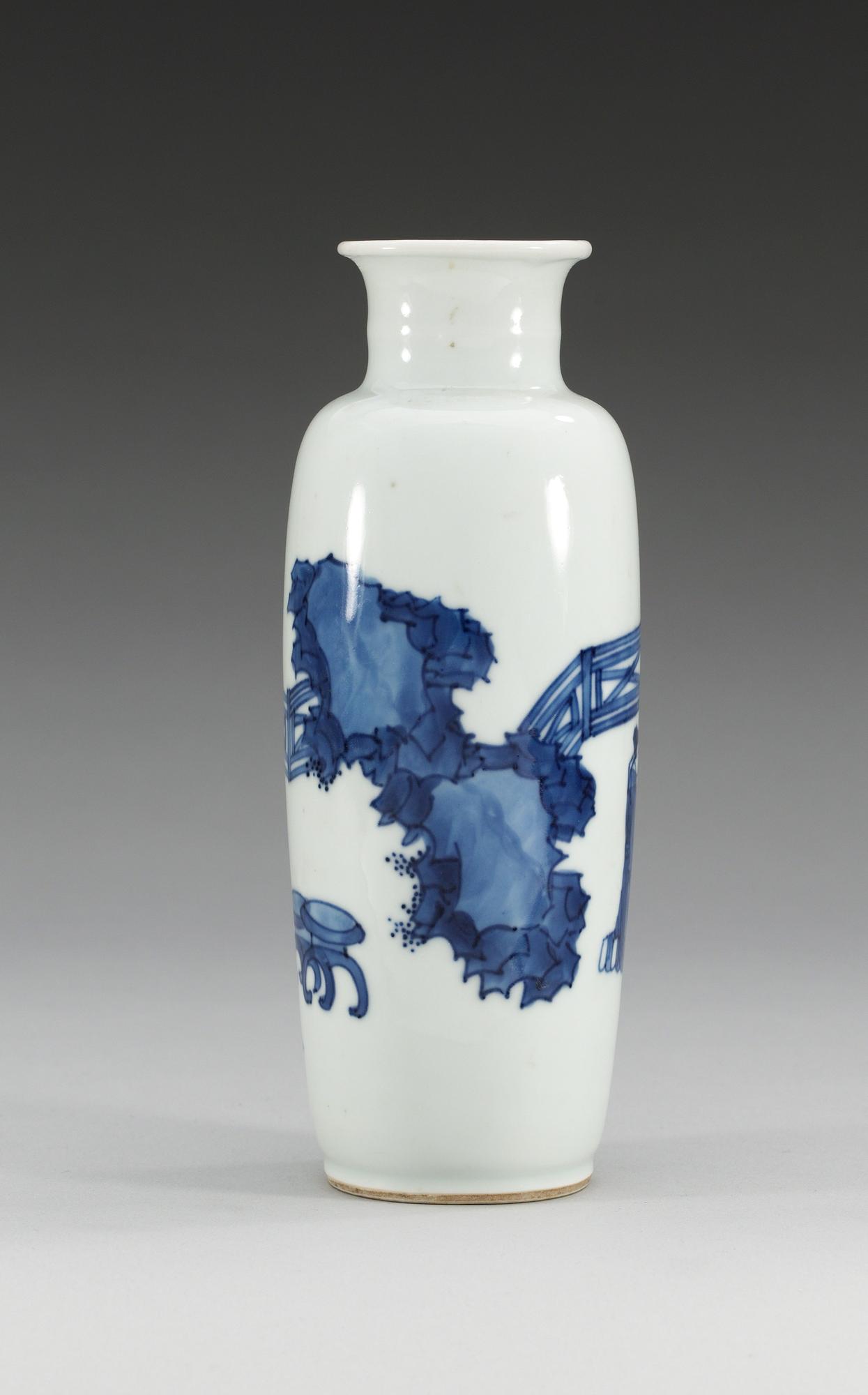 A blue and white vase, Qing dynasty, Kangxi (1662-1722).