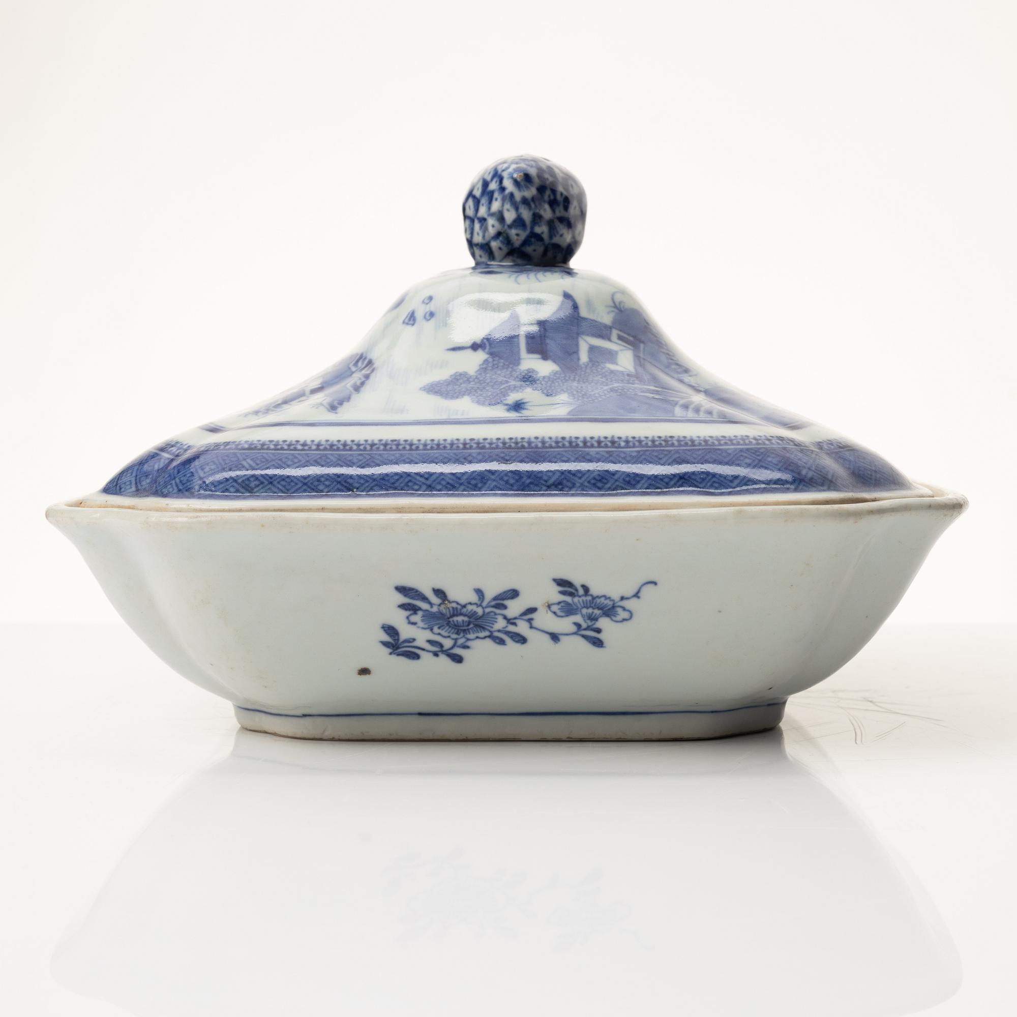 Karott med lock, porslin. Qingdynastin, Jiaqing (1796-1820).