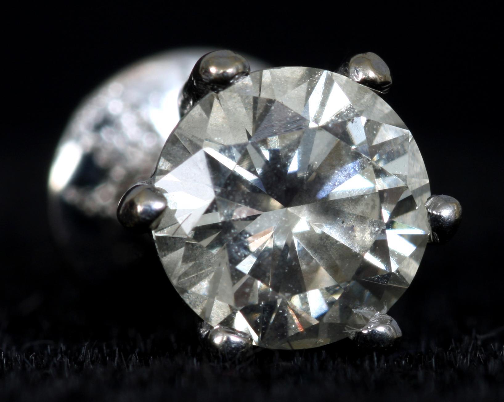 ÖRHÄNGEN, ett par, 18K guld samt briljanter, enligt intyg totalt 1.40 ct.