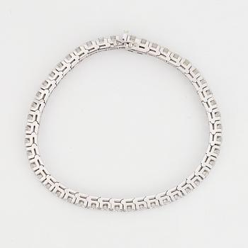 An 18K white gold tennisbraclet set with round brilliant-cut diamonds.