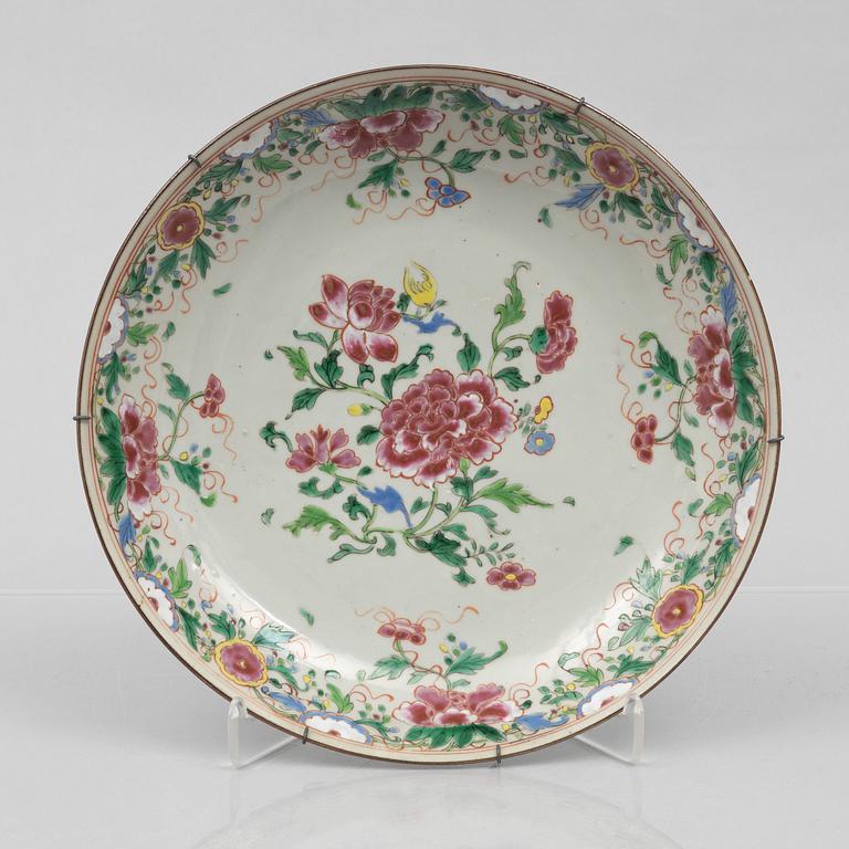 A Chinese export porcelain dish, Qing dynasty, Qianlong (1736-95).