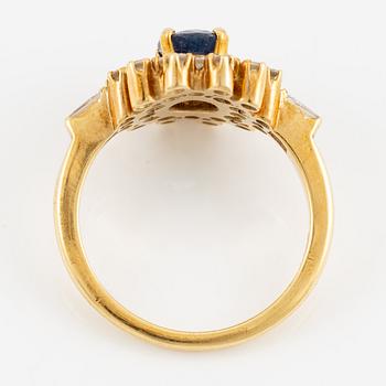 Ring, 18K guld med safir och briljantslipade diamanter.