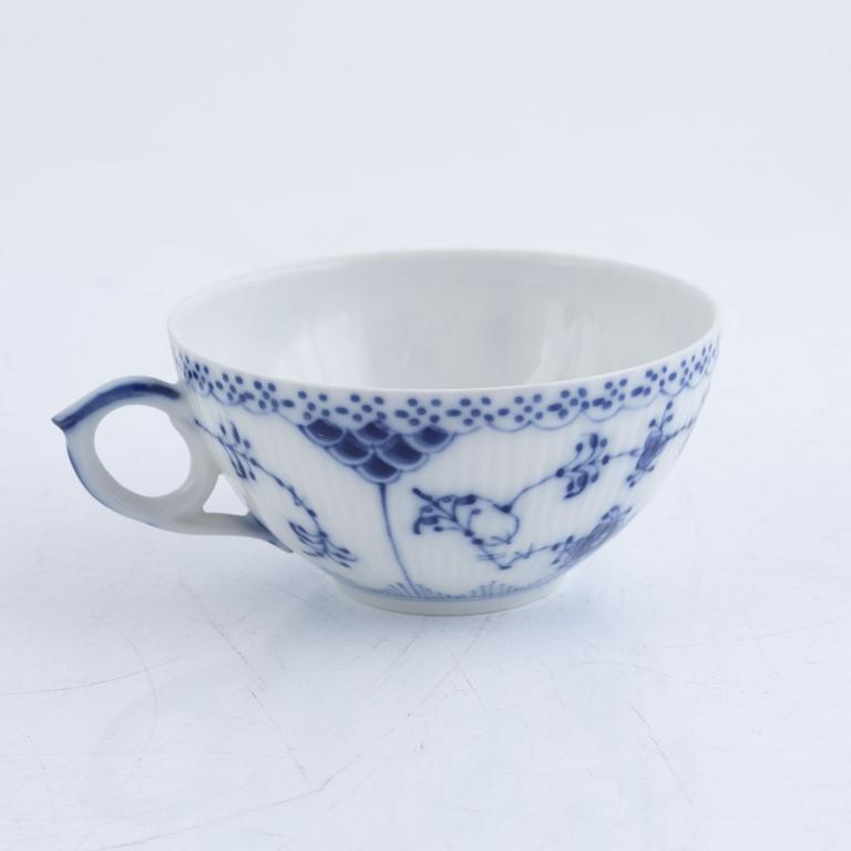 Royal Copenhagen, coffee and tea service, porcelain, "Musselmalet", half-lace, 38 pieces. Denmark.