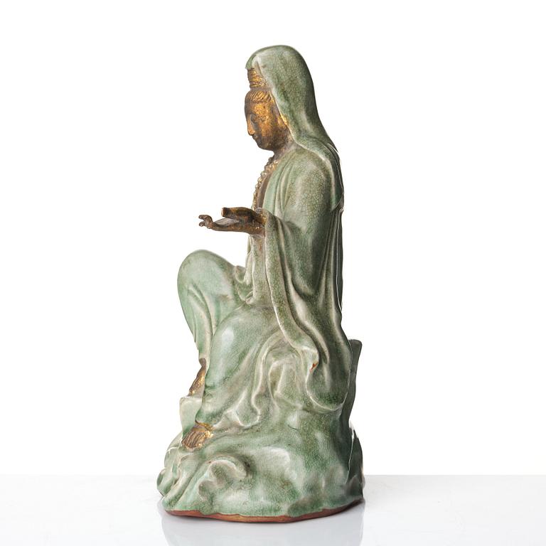 Guanyin, keramik. Troligen Longquan, Mingdynastin 1600-tal.