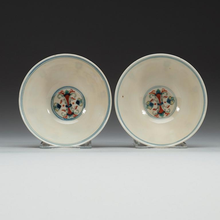 Two wucai bowls, Qing dynasty (1644-1912) with Yongzhengs six charcter mark.