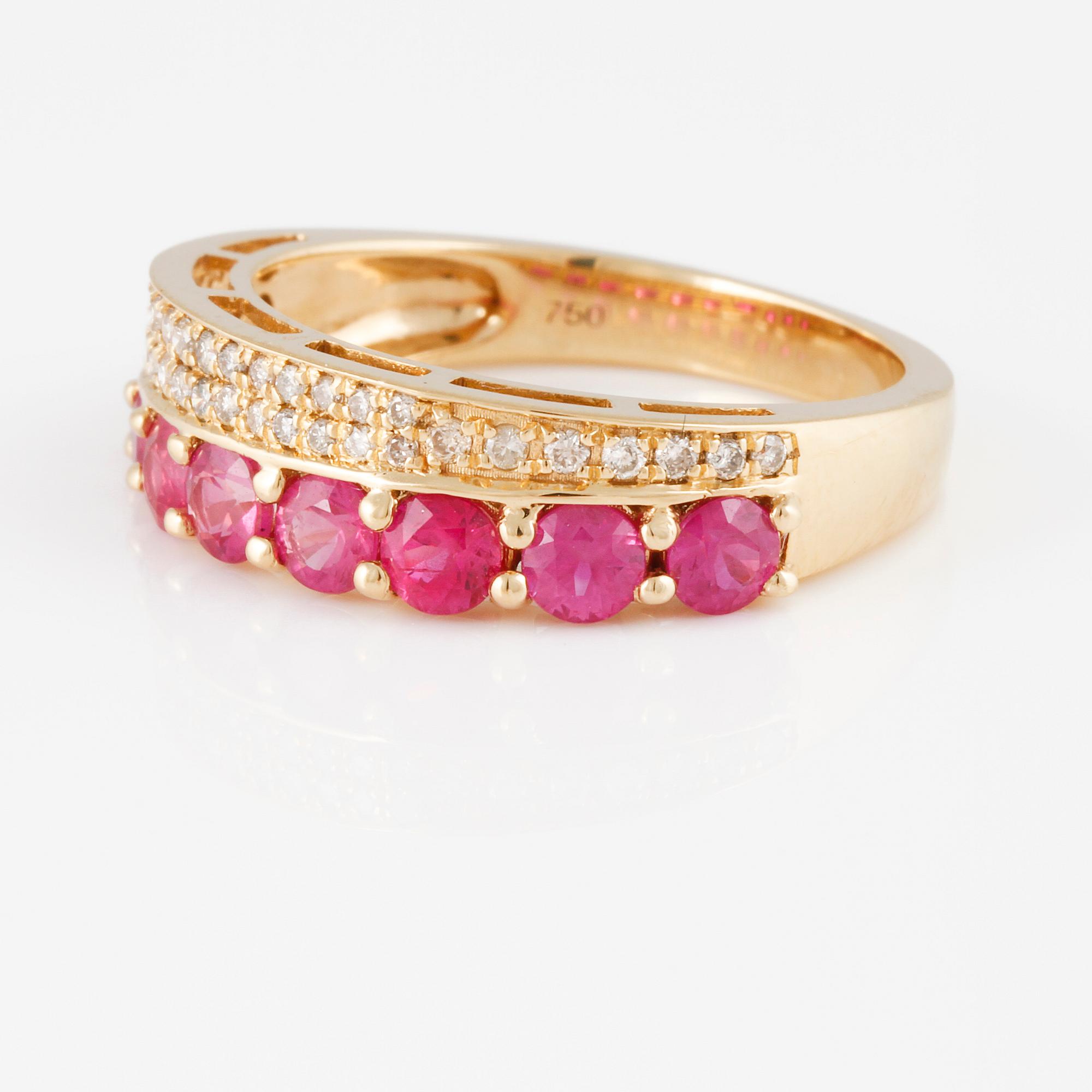 RING, 18K guld med briljantslipade diamanter ca 0.20 ct samt fasettslipade rubiner ca 1.25 ct. Vikt 4,0 gram.