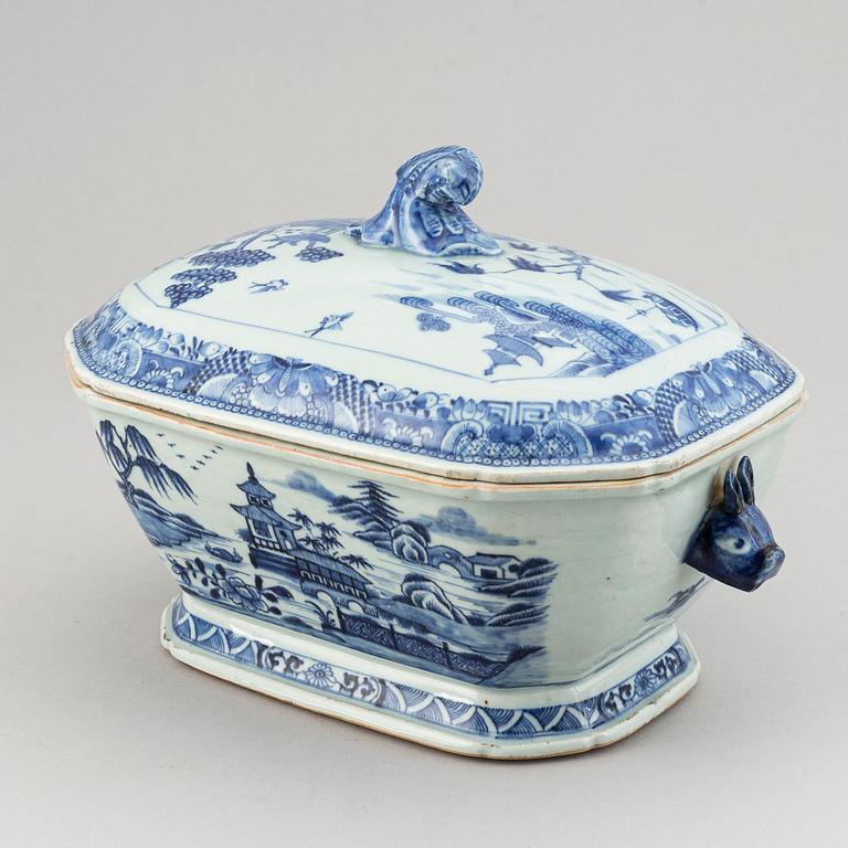 A blue and white tureen with cover, Qing dynasty, Qianlong (1736-95).