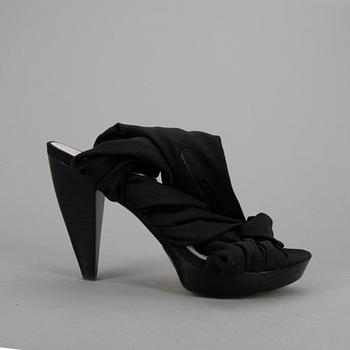 SKOR, tre par, DKNY, Ralph Lauren, Manolo Blahnik.