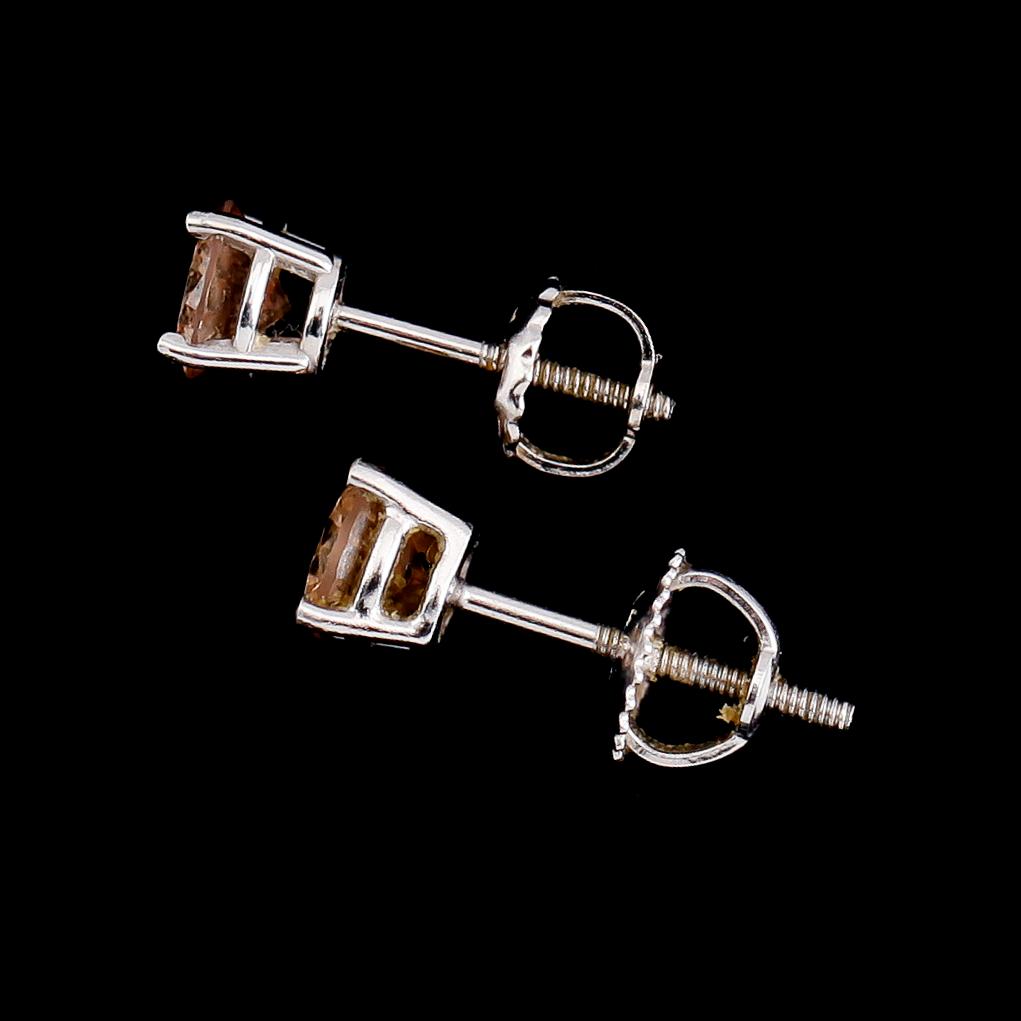 ÖRHÄNGEN, 1 par, 14 k vitguld, solitära briljantslipade diamanter tot ca 0.90 ct.