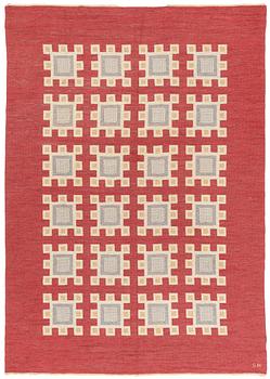 Edna Martin, a carpet, 'Oktandria, röd', flat weave, approximately 323 x 227 cm, signed SH (Svensk hemslöjd).