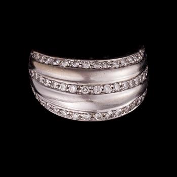 RING, 18K vitguld, diamanter. Vikt ca 9,3 g.