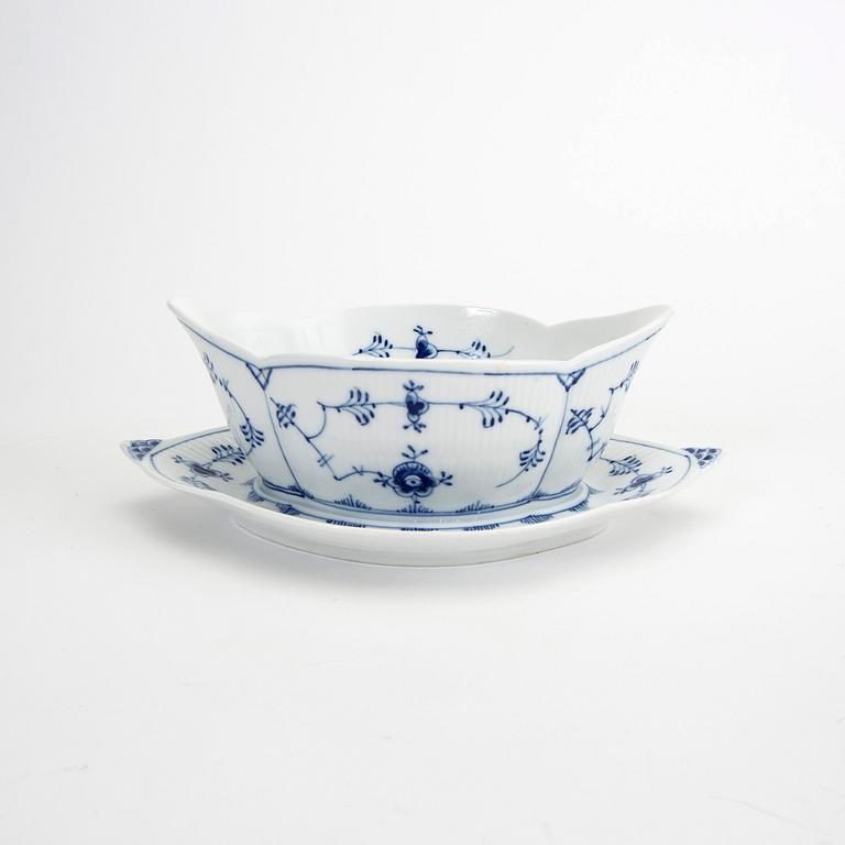 A Musselmalet 25 pcs porcelain service Royal Copenhagen Denmark 1870-1984.