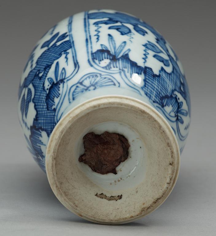 A blue and white vase, Qing dynasty, Kangxi (1662-1722.